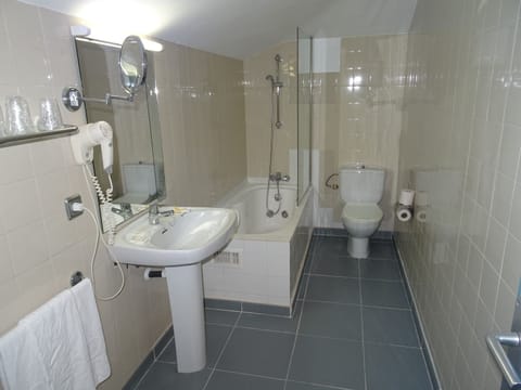 Standard Twin Room | Bathroom | Combined shower/tub, hair dryer, towels