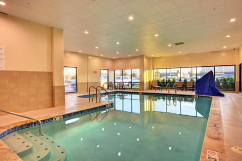 Indoor pool, sun loungers