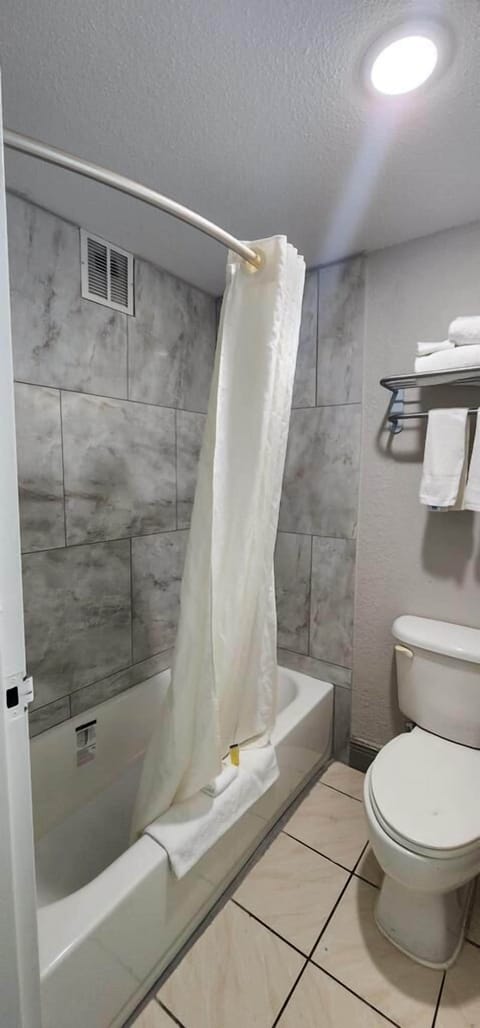 Combined shower/tub, free toiletries, hair dryer, towels