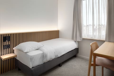 Comfort Single Room | Hypo-allergenic bedding, in-room safe, desk, free cribs/infant beds