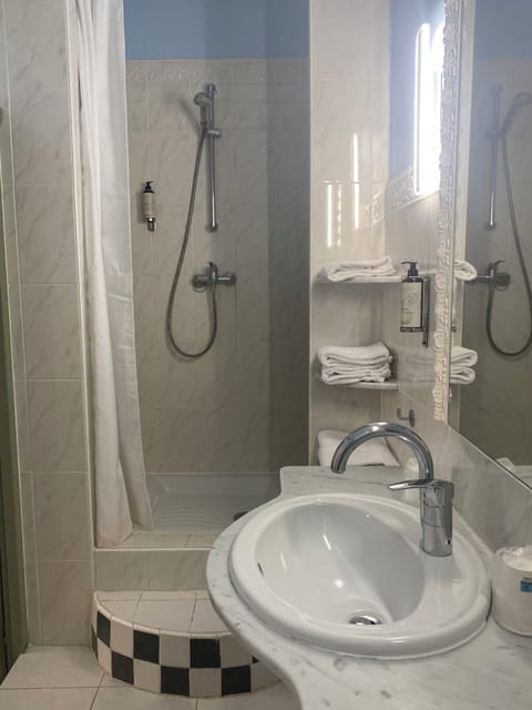 Apartment (1) | Bathroom | Free toiletries, hair dryer, towels