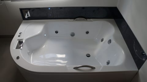 Suite, 1 King Bed | Jetted tub