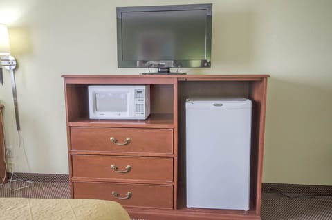 Standard Room, 2 Queen Beds, Non Smoking | Mini-refrigerator