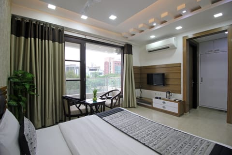 Premium Room | Individually furnished, desk, laptop workspace, blackout drapes