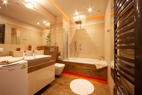 Deluxe Apartment (L49) | Bathroom | Shower, free toiletries, hair dryer, towels