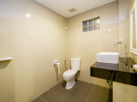 Double Room, 1 King Bed | Bathroom | Shower, free toiletries, towels