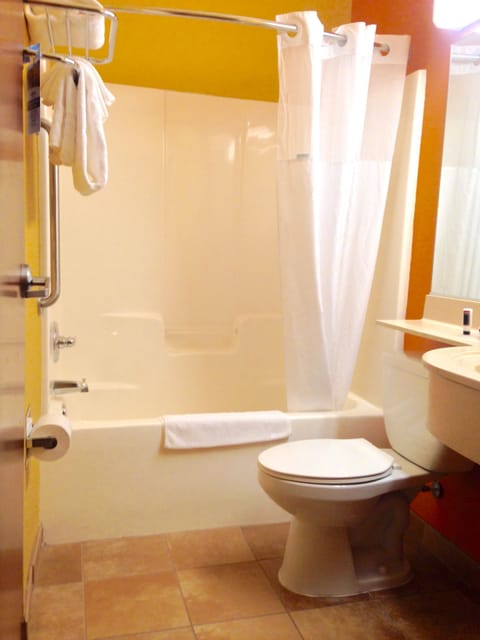 Standard Room, 1 Queen Bed | Bathroom | Combined shower/tub, free toiletries, hair dryer, towels