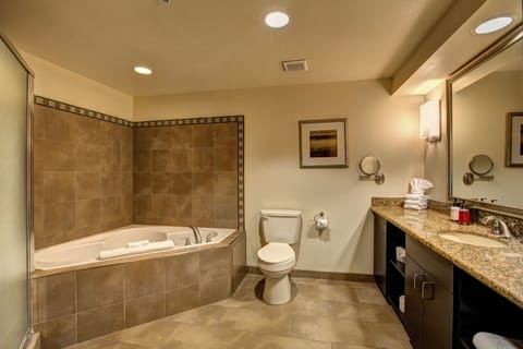 Junior Queen Spa Suite | Bathroom | Designer toiletries, hair dryer, towels