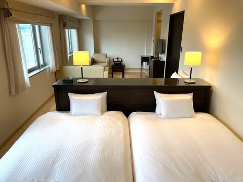 Premier Studio Suite | In-room safe, desk, iron/ironing board, cribs/infant beds