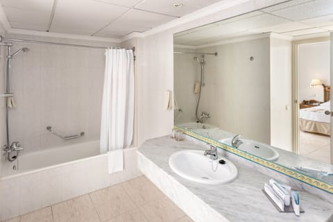 Combined shower/tub, bidet, towels