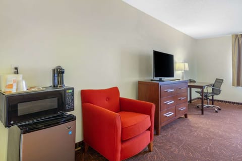 Suite, 1 King Bed | Desk, iron/ironing board, rollaway beds, free WiFi