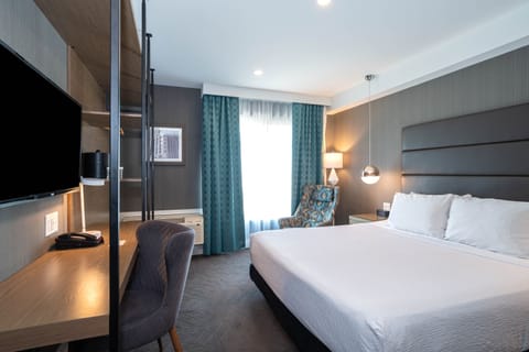 Signature Room, 1 King Bed | Premium bedding, in-room safe, desk, iron/ironing board