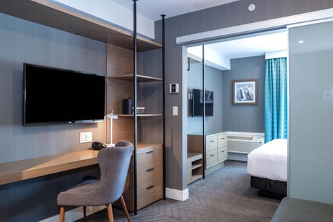 Signature Suite, 1 King Bed with Sofa bed, Kitchenette | Premium bedding, in-room safe, desk, iron/ironing board
