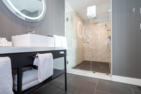 Signature Suite, 1 King Bed with Sofa bed, Kitchenette | Bathroom | Free toiletries, hair dryer, towels