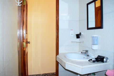 Standard Room | Bathroom | Shower, free toiletries, hair dryer, towels