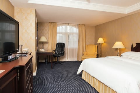 Executive Room, 1 King Bed, Executive Level | Premium bedding, pillowtop beds, minibar, in-room safe