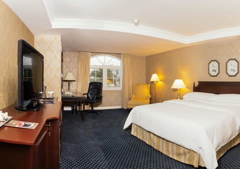 Executive Suite, 1 Bedroom, Executive Level | Premium bedding, pillowtop beds, minibar, in-room safe