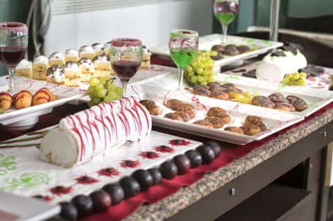 2 restaurants, breakfast, lunch served; local and international cuisine