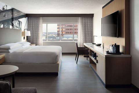 Premium bedding, in-room safe, desk, laptop workspace