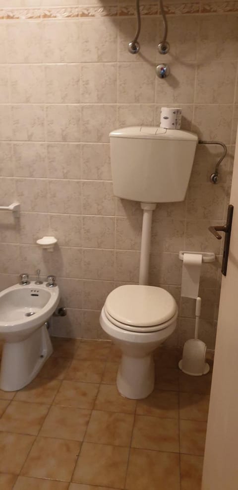 Shower, free toiletries, bidet, towels