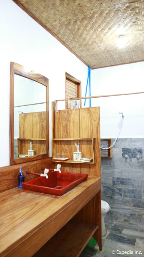 Beach Front Cottage | Bathroom | Shower, free toiletries, bathrobes, slippers