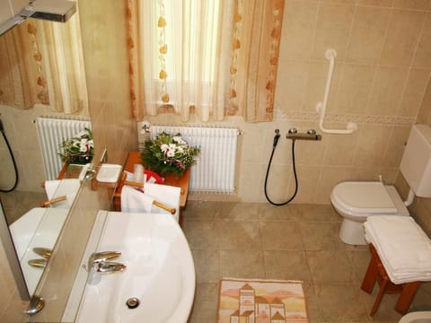 Comfort Double or Twin Room | Bathroom | Shower, free toiletries, towels