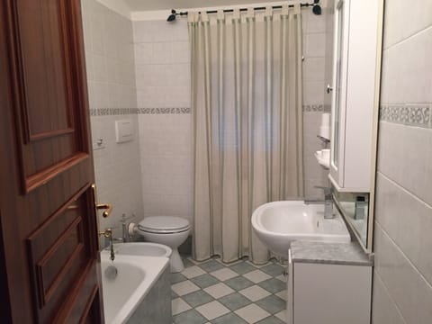 Shower, free toiletries, hair dryer, bidet