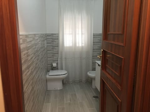 Quadruple Room | Bathroom | Shower, free toiletries, hair dryer, bidet