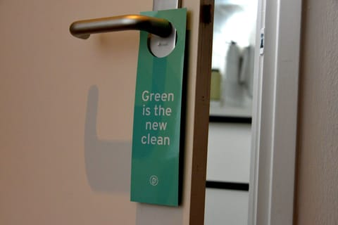 Single Room | Minibar, in-room safe, desk, iron/ironing board