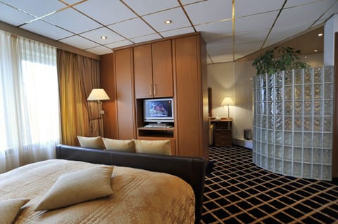 Superior Double Room | Minibar, in-room safe, desk, iron/ironing board