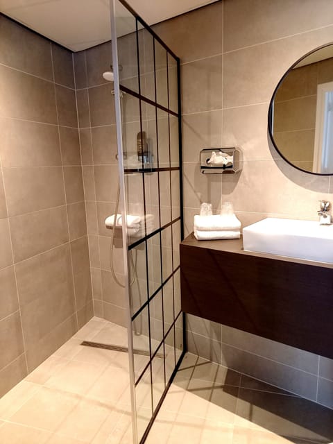Double Room | Bathroom | Combined shower/tub, free toiletries, hair dryer, towels