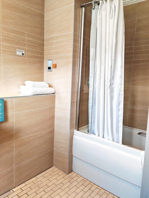 Combined shower/tub, hair dryer, towels