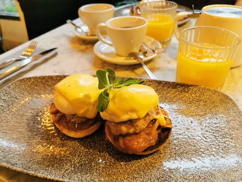 Daily cooked-to-order breakfast (GBP 12.50 per person)