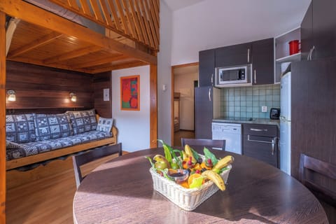 Apartment, 2 Bedrooms, Balcony (7 persons - Right bank of the River) | Living area | TV