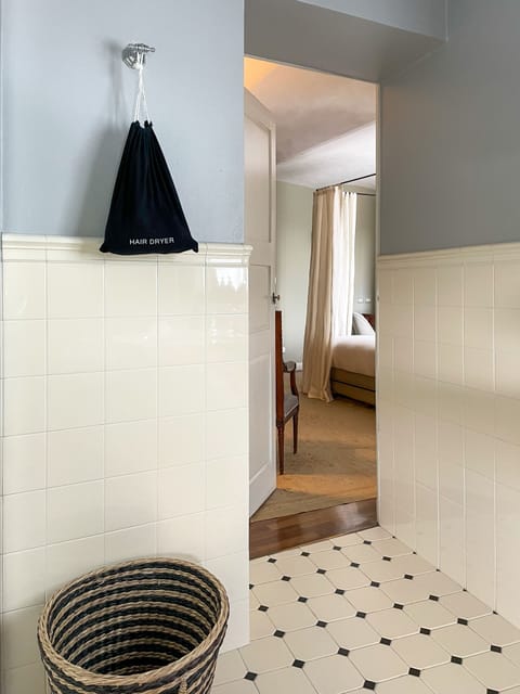 Shower, rainfall showerhead, free toiletries, hair dryer