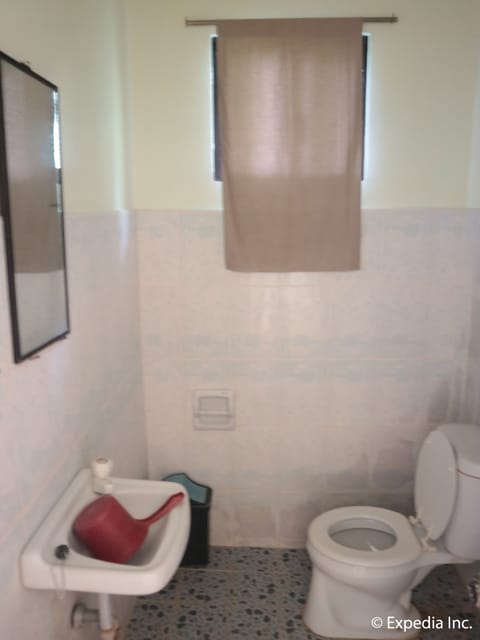 Superior Room | Bathroom | Shower, free toiletries, towels