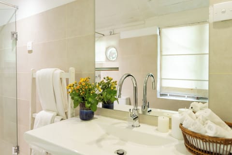 Standard Double Room, 1 Bedroom, Non Smoking, Garden View | Bathroom | Hair dryer, bidet, towels, soap