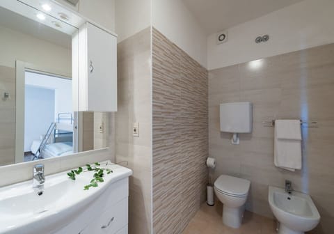 Family Suite | Bathroom | Shower, free toiletries, hair dryer, bidet