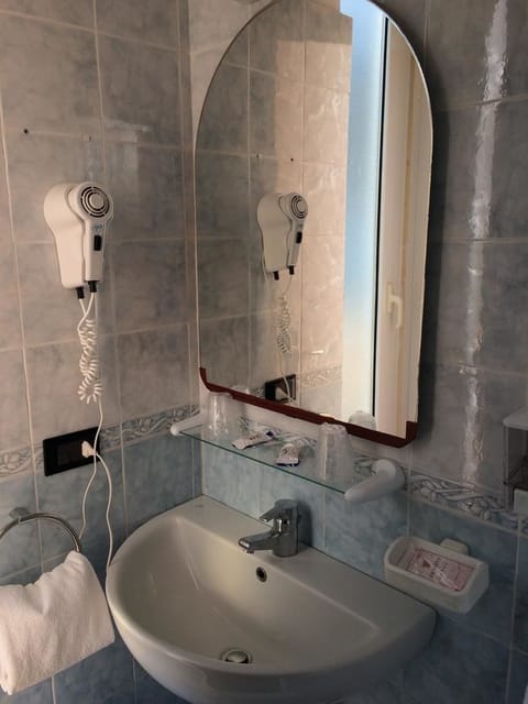 Shower, free toiletries, hair dryer, bidet