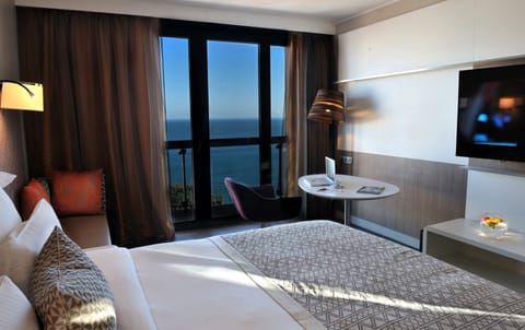 Deluxe Room, Sea View | Premium bedding, minibar, in-room safe, blackout drapes