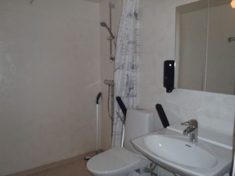 Economy Twin Room, Private Bathroom (Vandrarhem) | Bathroom | Shower, free toiletries, towels