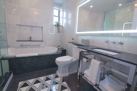 Hudson Loft | Bathroom | Combined shower/tub, free toiletries, hair dryer, towels