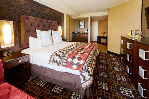 Executive Jacuzzi Suite | In-room safe, desk, blackout drapes, iron/ironing board