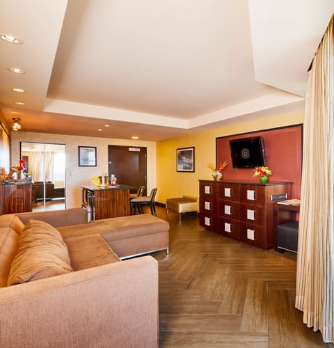 Executive Suite | Living area | 50-inch flat-screen TV with satellite channels, pay movies