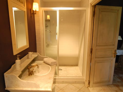 Superior Single Room, Private Bathroom, Garden View (L'Amandier) | Bathroom | Free toiletries