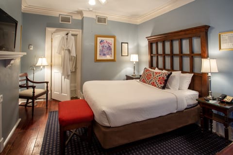 Classic Room, 1 Queen Bed | In-room safe, individually decorated, desk, iron/ironing board