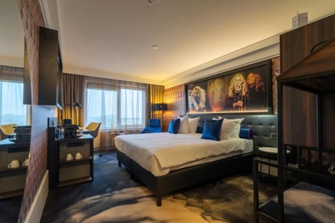 In-room safe, individually decorated, individually furnished, desk