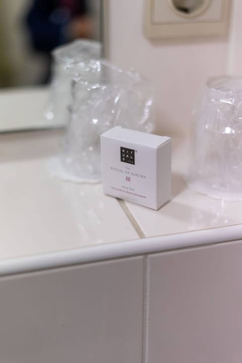 Signature Double Room | Bathroom | Shower, free toiletries, hair dryer, towels