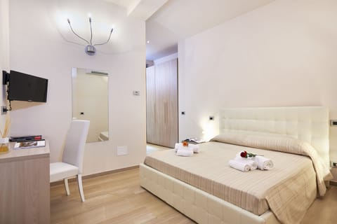 Down comforters, desk, cribs/infant beds, rollaway beds