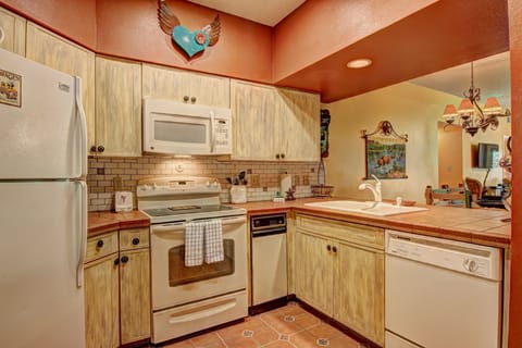 Fully stocked kitchen!